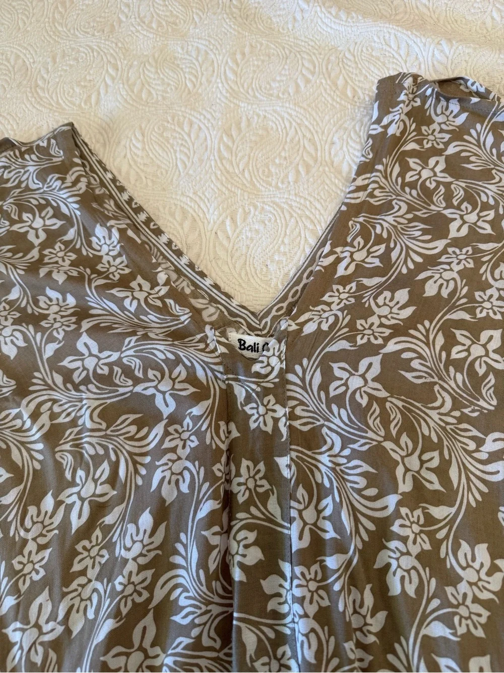 Caftan style BLOUSE, tan & white. NWT